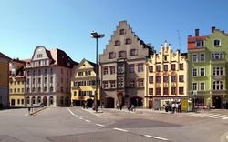 Historische Gebäude in der Altstadt von Regensburg an einem sonnigen Tag.