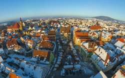 Abendstimmung über der verschneiten Altstadt von Weißenburg in Bayern im Winter.
