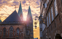Kirchtürme und historische Gebäude im Abendlicht.
