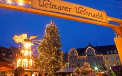 Weihnachtsmarkt in Weimar mit Baum und Lichterdekoration bei Nacht