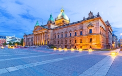Historisches Gebäude mit Kuppel und Säulen im Abendlicht.