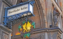 Schild von Auerbachs Keller an einem historischen Gebäude mit Verzierung.
