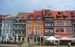 Fachwerkhäuser in einer historischen Straße in Erfurt, Deutschland.