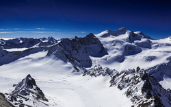 Aussichtsplattform mit Panoramablick auf schneebedeckte Berge bei klarem Himmel