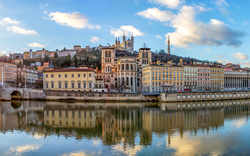 Panorama von Lyon mit der Basilika Notre-Dame de Fourvière und der Saône.