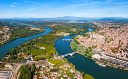 Luftaufnahme eines Flusses mit Brücken und Stadtlandschaft im Hintergrund