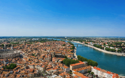 Panorama von Arles mit römischem Amphitheater und Fluss Rhône.
